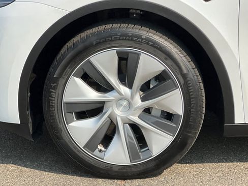 Used 2023 Tesla Model Y Long Range AWD/4WD image 29