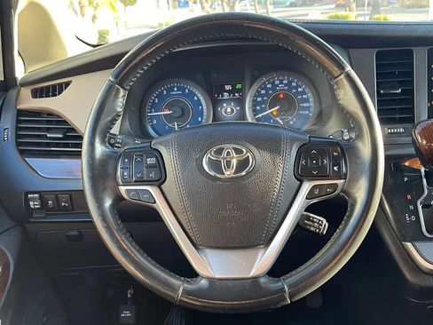 Used 2020 Toyota Sienna Limited image 37