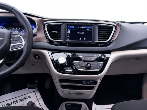 Used 2023 Chrysler Voyager LX image 7