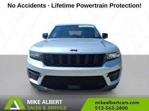 Used 2023 Jeep Grand Cherokee Altitude image 2