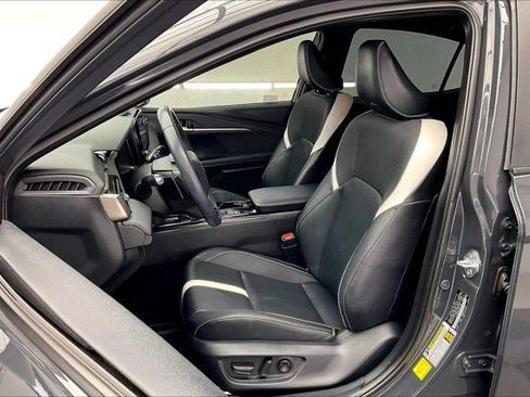 Used 2025 Toyota Camry SE w/ Convenience Package image 17