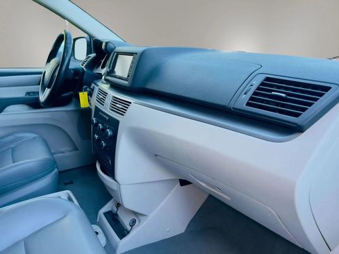 Used 2014 Volkswagen Routan SE FWD image 10