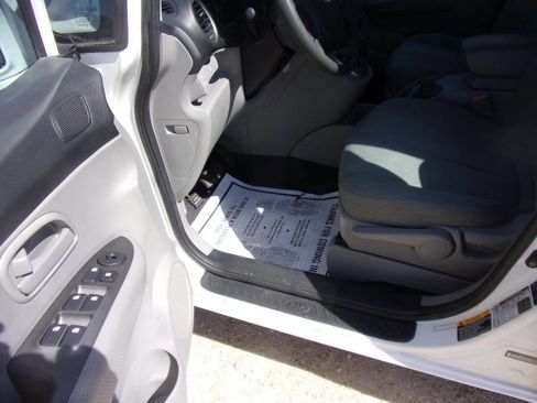 Used 2009 Kia Rondo LX FWD image 2