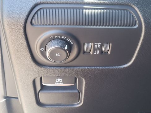 Used 2025 Jeep Wagoneer 4WD image 26