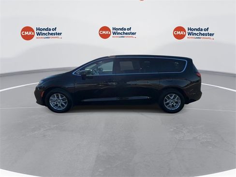 Used 2024 Chrysler Pacifica Touring-L image 6
