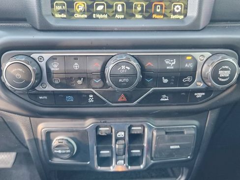 Used 2022 Jeep Wrangler Unlimited Sahara w/ Cold Weather Group AWD/4WD image 20