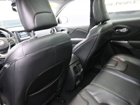 Used 2020 Jeep Cherokee Latitude Plus w/ Comfort/Convenience Group AWD/4WD image 23