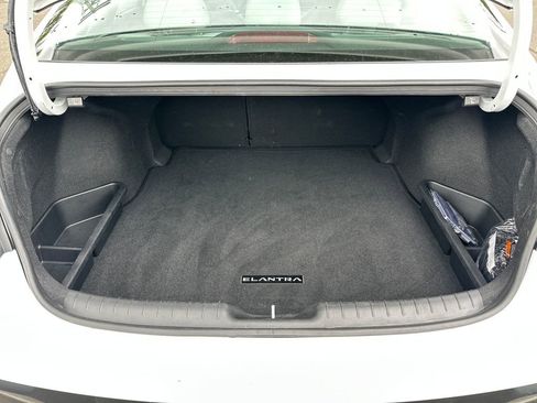 Certified 2025 Hyundai Elantra Limited FWD image 17