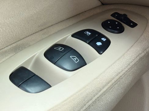 Used 2015 Nissan Pathfinder SV image 21