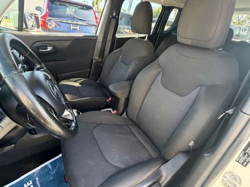 Used 2017 Jeep Renegade Latitude AWD/4WD image 10