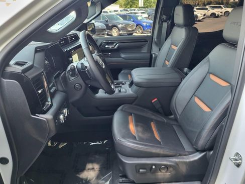 Used 2025 GMC Sierra 1500 AT4 w/ Technology Package AWD/4WD image 11