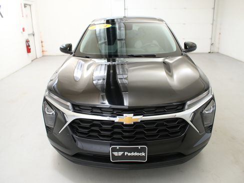 Used 2024 Chevrolet Trax LS w/ LS Convenience Package FWD image 3