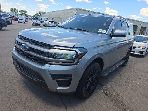 Used 2024 Ford Expedition XLT RWD image 1