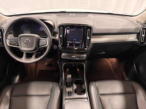 Certified 2025 Volvo XC40 B5 Core image 5