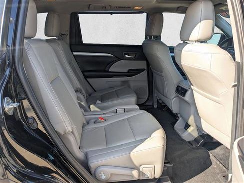 Used 2019 Toyota Highlander XLE image 24