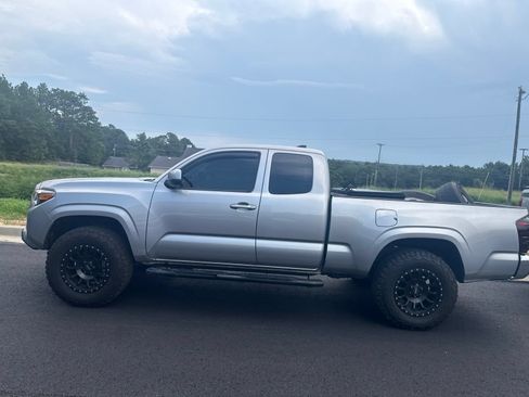 Used 2017 Toyota Tacoma SR5 RWD image 4