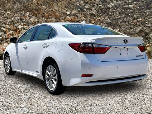 Used 2015 Lexus ES 300h w/ Navigation System Package FWD image 11