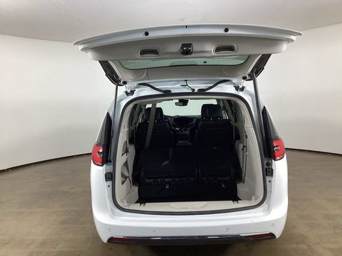 Used 2024 Chrysler Pacifica Touring-L FWD image 12