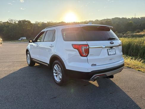 Used 2017 Ford Explorer XLT w/ Equipment Group 202A image 3