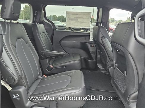 New 2026 Chrysler Pacifica Select image 17