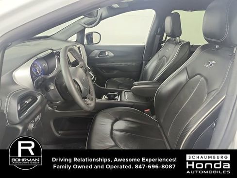 Used 2025 Chrysler Pacifica Limited FWD image 4