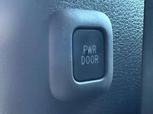 Used 2023 Toyota Sienna LE FWD image 38