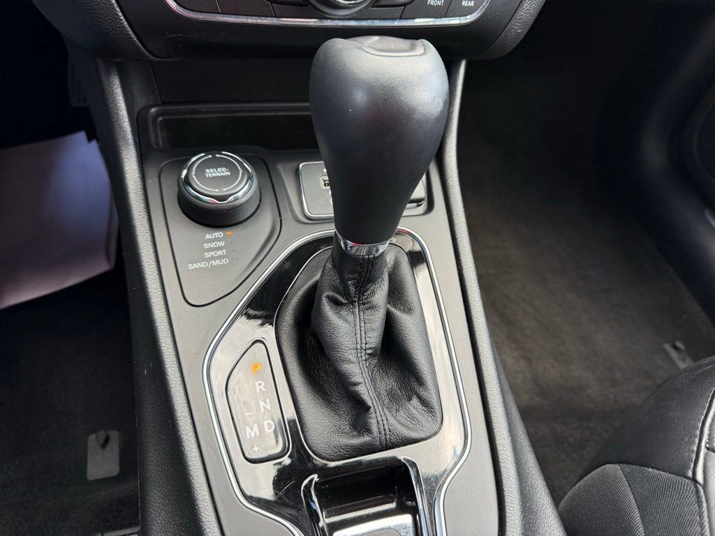 Used 2019 Jeep Cherokee Limited AWD/4WD image 19