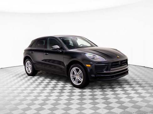 Certified 2025 Porsche Macan AWD/4WD image 6