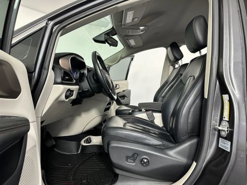 Used 2017 Chrysler Pacifica Touring-L image 23