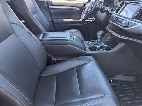 Used 2019 Toyota Highlander XLE AWD/4WD image 11