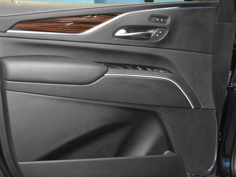Used 2023 Cadillac Escalade ESV Luxury image 4
