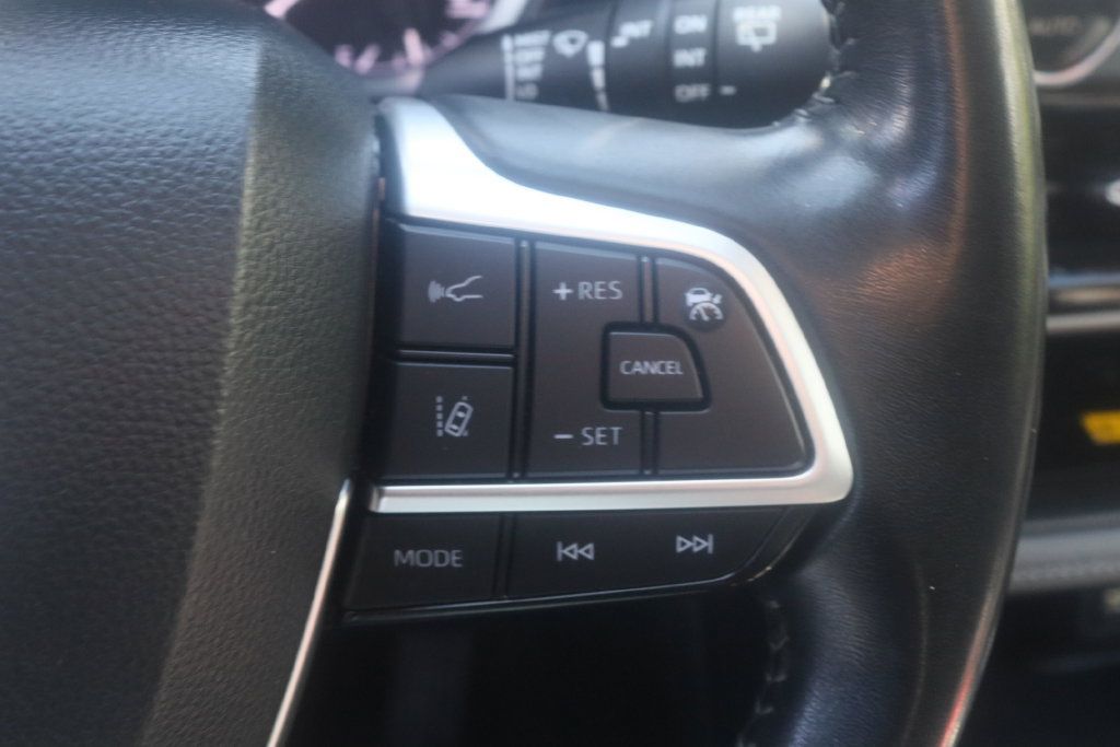 Used 2023 Toyota Highlander XLE AWD/4WD image 10