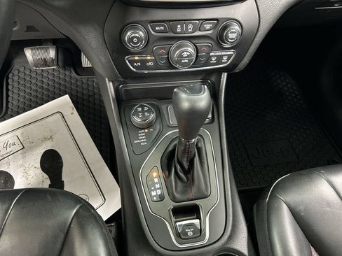 Used 2019 Jeep Cherokee Trailhawk w/ Cold Weather Group AWD/4WD image 18