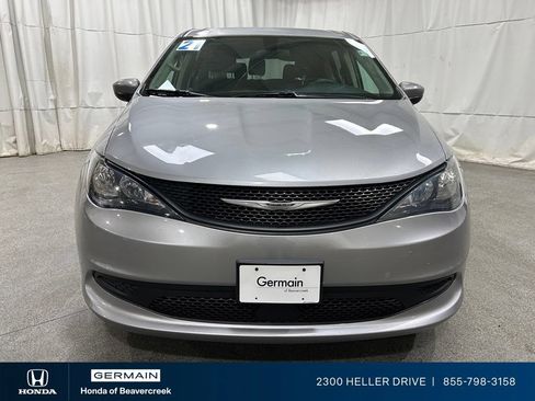 Used 2021 Chrysler Voyager L FWD image 3