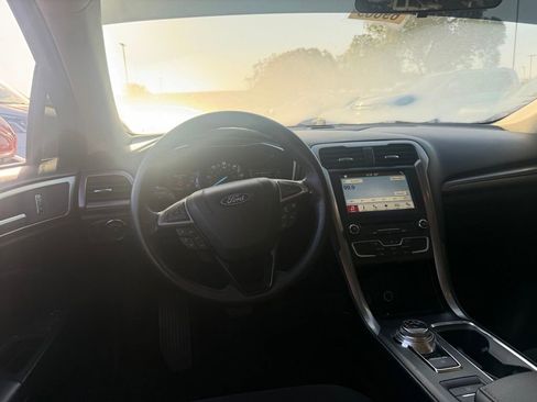 Used 2018 Ford Fusion SE FWD image 5