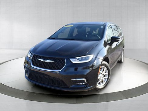 Used 2025 Chrysler Pacifica Select FWD image 1