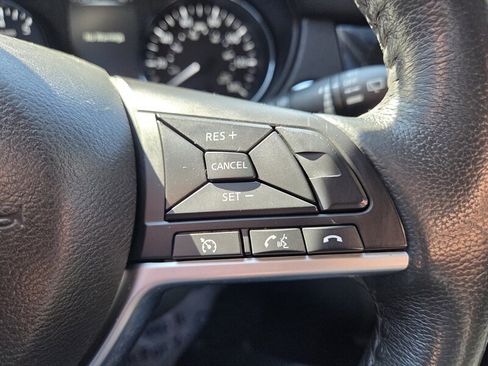 Used 2017 Nissan Rogue SL w/ SL Premium Package image 16