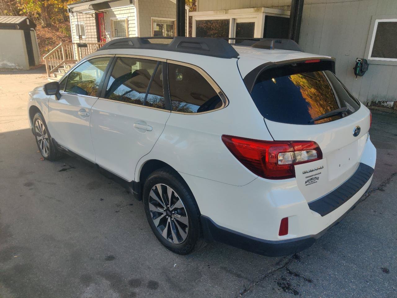 Used 2017 Subaru Outback 2.5i Limited AWD/4WD image 4