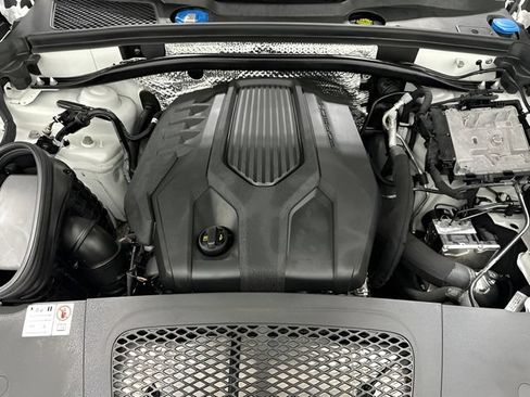 Used 2024 Porsche Macan AWD/4WD image 9