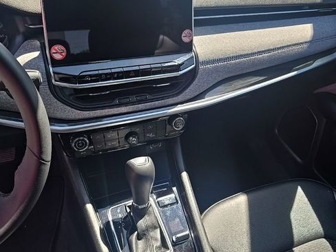 Used 2024 Jeep Compass Latitude image 4