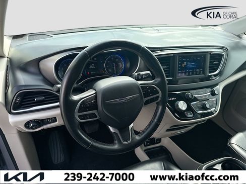 Used 2020 Chrysler Pacifica Touring-L image 27