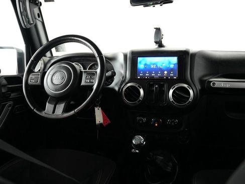 Used 2017 Jeep Wrangler Sahara AWD/4WD image 10