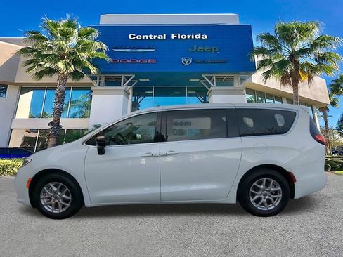 Certified 2024 Chrysler Pacifica Touring-L image 8