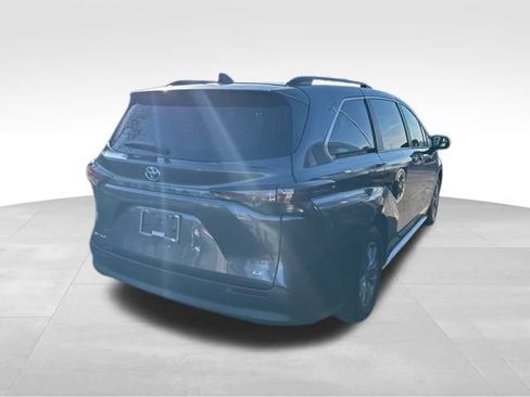 Used 2025 Toyota Sienna LE image 5