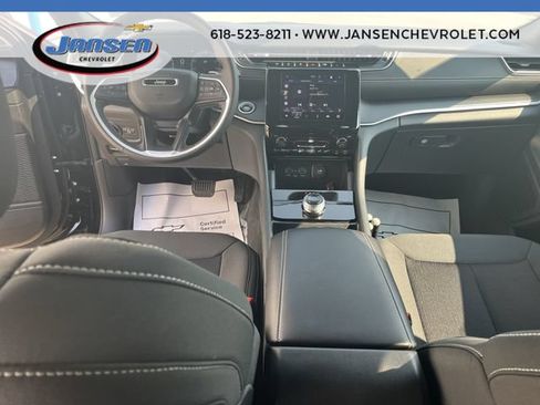 Used 2025 Jeep Grand Cherokee Laredo AWD/4WD image 19
