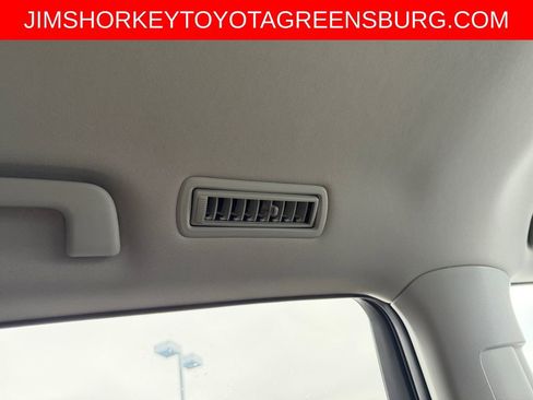 Used 2023 Toyota Highlander LE AWD/4WD image 31