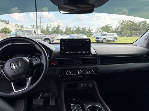 Used 2024 Honda Pilot Touring image 9
