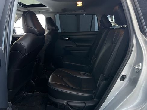 Used 2020 Toyota Highlander XLE image 17