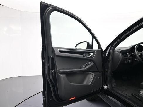 Used 2025 Porsche Macan AWD/4WD image 16