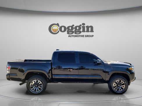Used 2023 Toyota Tacoma TRD Sport w/ TRD Premium Sport Package AWD/4WD image 4